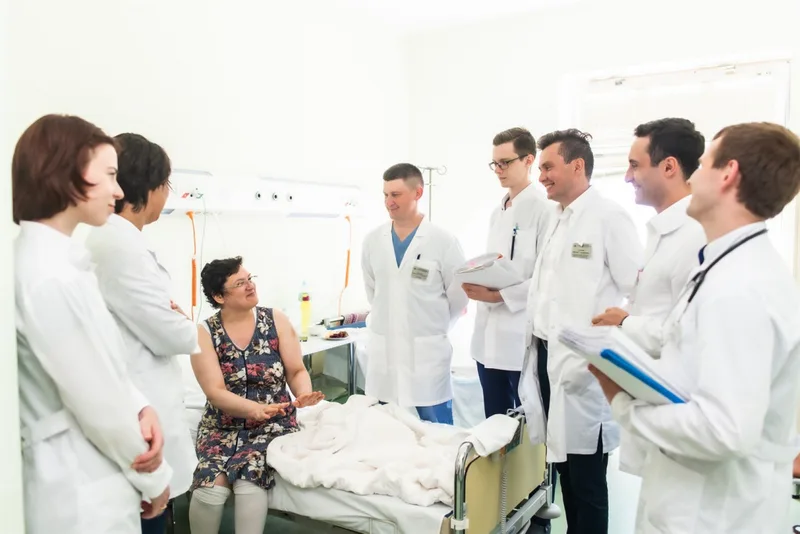 Врачи Университетской клиники МГУ им. М.В. Ломоносова на консультации пациентки